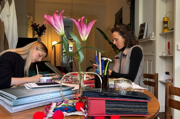 Ramona Wilmes und Praktikantin Anne bei der Arbeit