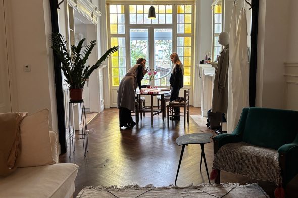 Ramona Wilmes und Praktikantin Anne beugen sich über die Schnittmuster