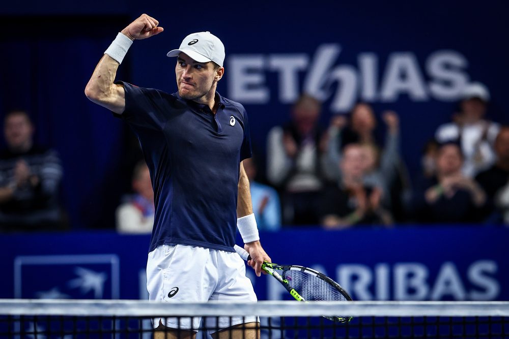 Tennisspieler Raphael Collignon streckt die Faust während des Spiels gegen Francisco Comesana