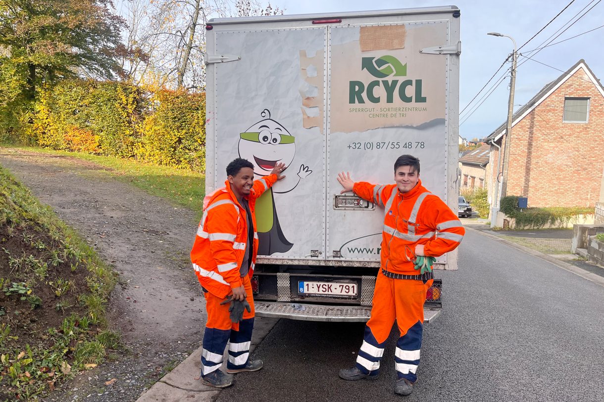 Even Gebreizgabiher und Askhab Sugaipov vor dem Rcycl-LKW