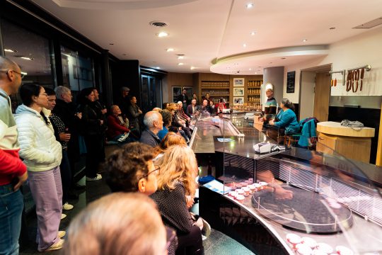 Rendez-Vous nach Ladenschluss in St. Vith 2024: Publikum vor der Theke