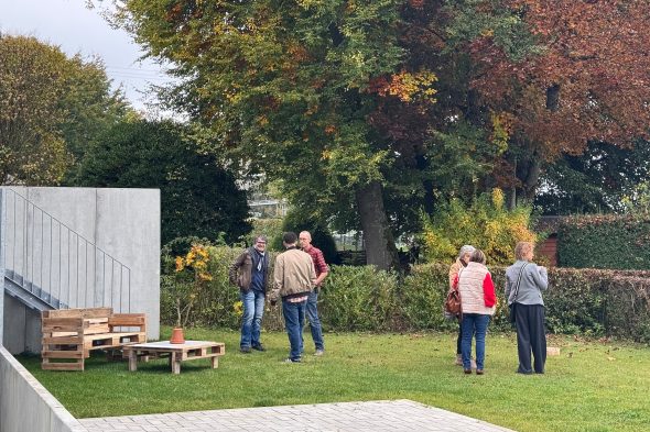 Menschen im Garten beim Tag der offenen Tür im "Reset" in St. Vith
