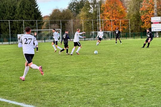 Spieler des FC Rocherath mit Spielern der St. Vither Mannschaft auf dem Feld