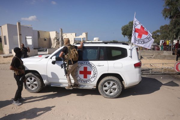 Fahrzeug des Roten Kreuzes und vermummte Hamas-Kämpfer