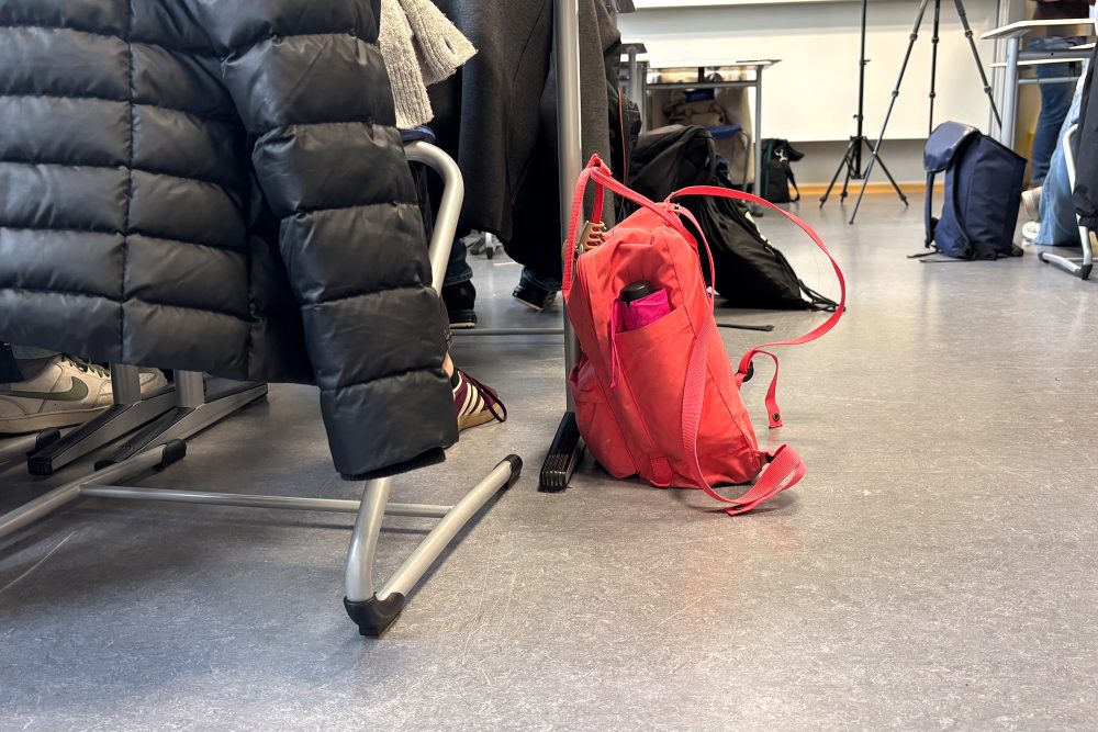 Schultaschen auf dem Boden im Klassenraum am Robert-Schuman-Institut