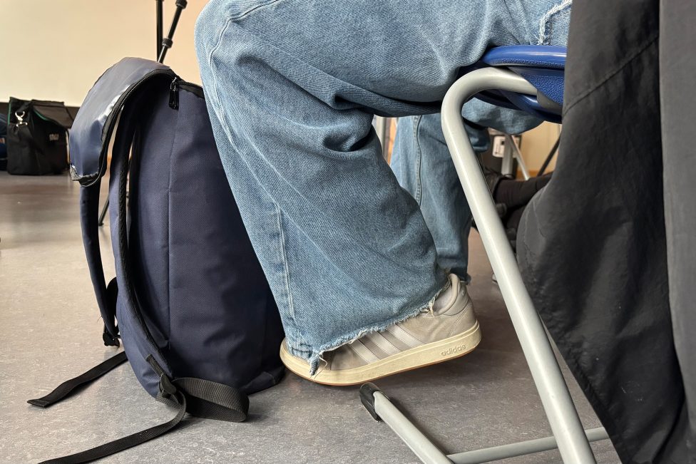 Schüler und Schultasche des siebten Jahr beim Unterricht am Robert-Schuman-Institut