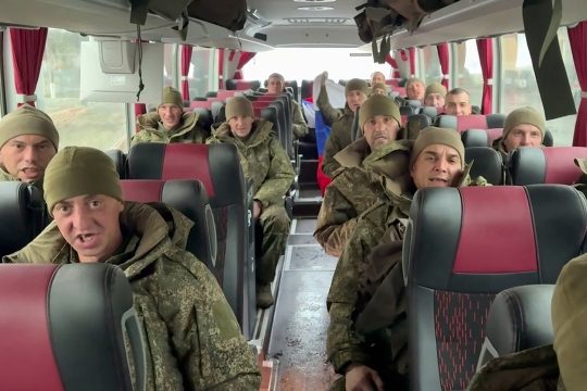 Russische Soldaten nach ihrer Freilassung