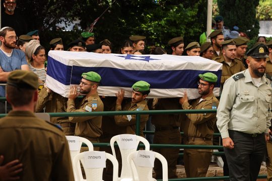 Sarg mit getöteter israelischer Geisel wird von Soldaten zum Begräbnis getragen