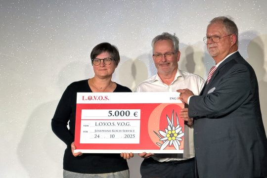 Petra Recker und Alexander Bergmann vom Josephine-Koch-Service erhalten einen Scheck aus den Händen von Lovos-Ehrenmitglied F.C. Bourseaux