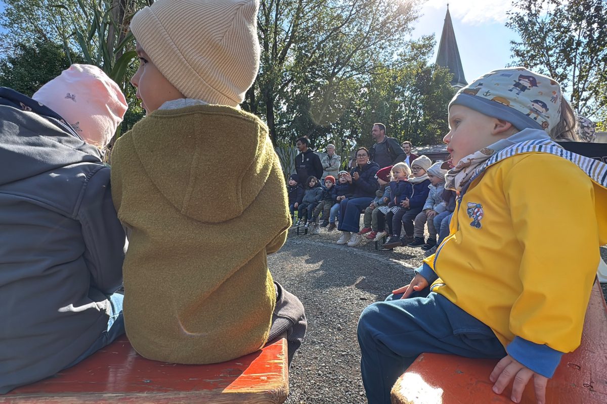 Kindergartenkinder im Schulgarten der Grundschule Kettenis