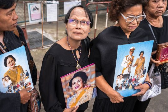 Thailänder halten Portraits von Ex-Königin Sirikit