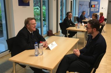 Der deutsche Botschafter in Belgien Martin Kotthaus im Gespräch mit Teilnehmern
