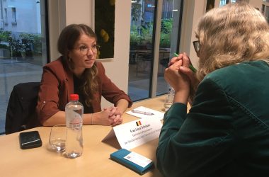 Senatorin Liesa Scholzen im Gespräch mit einer Teilnehmerin