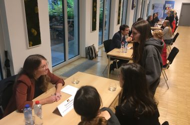 Senatorin Liesa Scholzen im Gespräch mit Teilnehmern