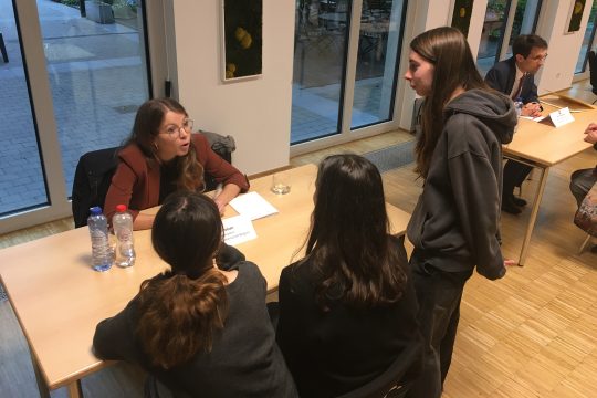 Senatorin Liesa Scholzen im Gespräch mit Teilnehmern