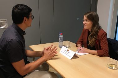 Senatorin Liesa Scholzen im Gespräch mit einem der Teilnehmer