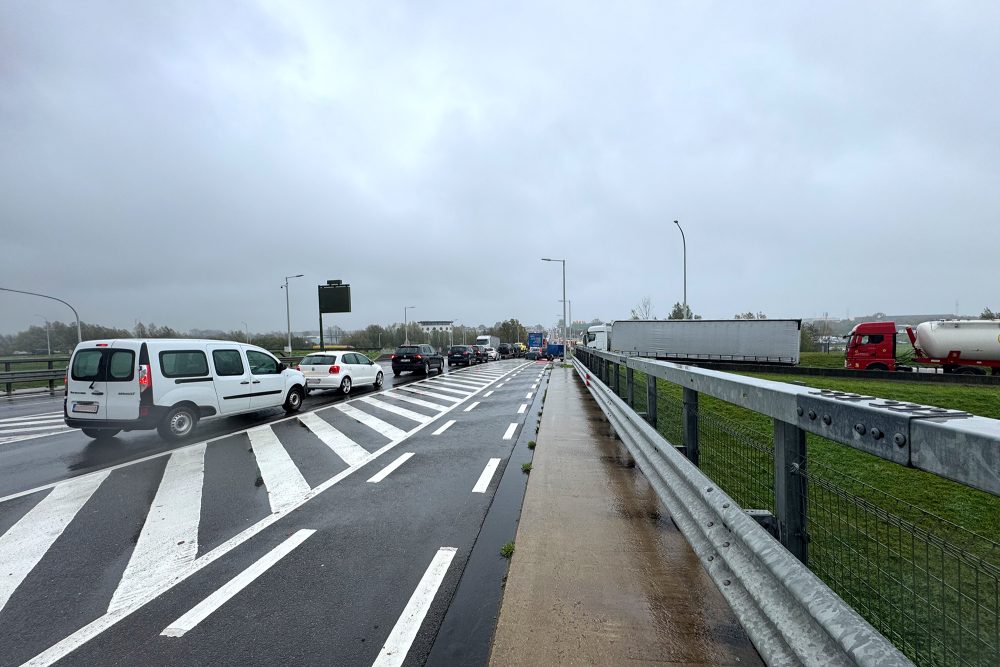 Viel Verkehr auf der Abfahrt der E40 nach Eupen durch die Sperrung