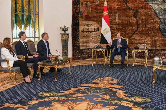 Der US-Sondergesandte Steve Witkoff (3vl) bei Ägyptens Präsident Abdel Fattah al-Sisi (r) in Scharm el Scheich