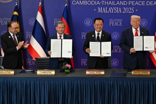 Im Beisein von Malaysias Premierminister Anwar Ibrahim präsentieren die Ministerpräsidenten Kambodschas und Thailands sowie US-Präsident Trump (vlnr.) das Friedensabkommen