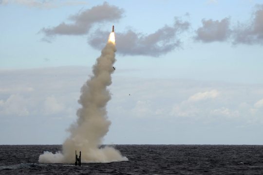 Tomahawk-Rakete fliegt in der Luft