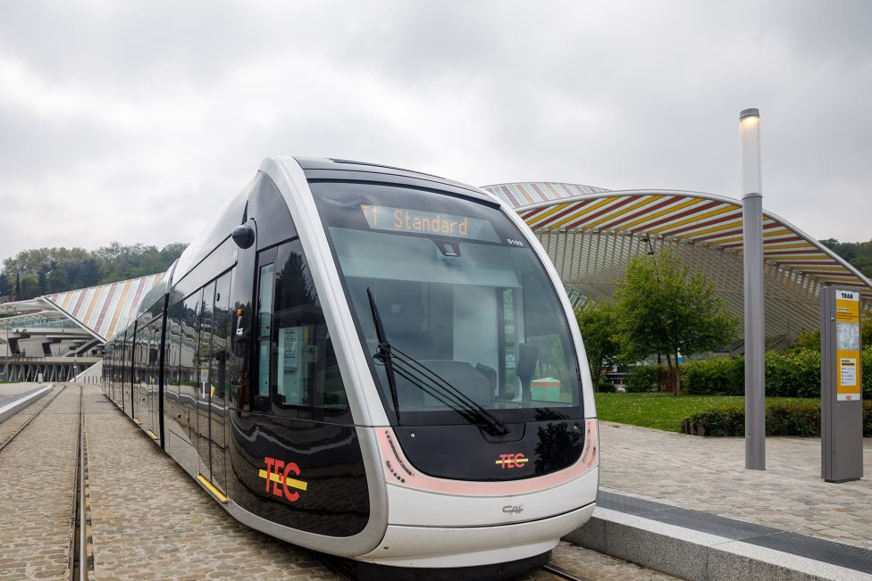 Die Lütticher Tram vor dem Bahnhof Guillemins
