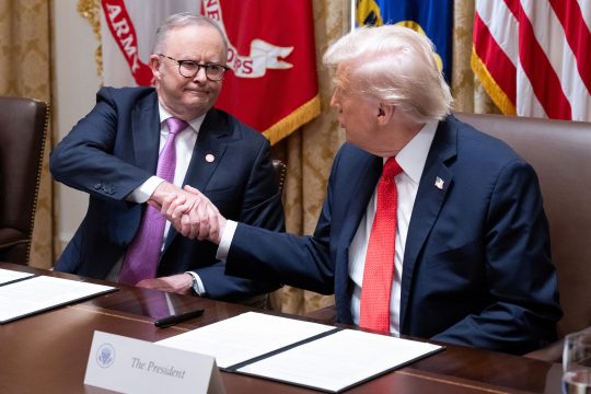 US-Präsident Donald Trump und Australiens Premier Anthony Albanese sitzen am Tisch und schütteln sich die Hände