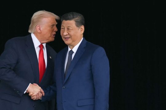 US-Präsident Donald Trump und Chinas Präsident Xi Jinping schütteln sich die Hände