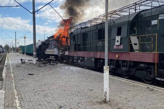 Bei dem Drohnenangriff auf den Bahnhof in Schostka wurde auch ein Zug getroffen
