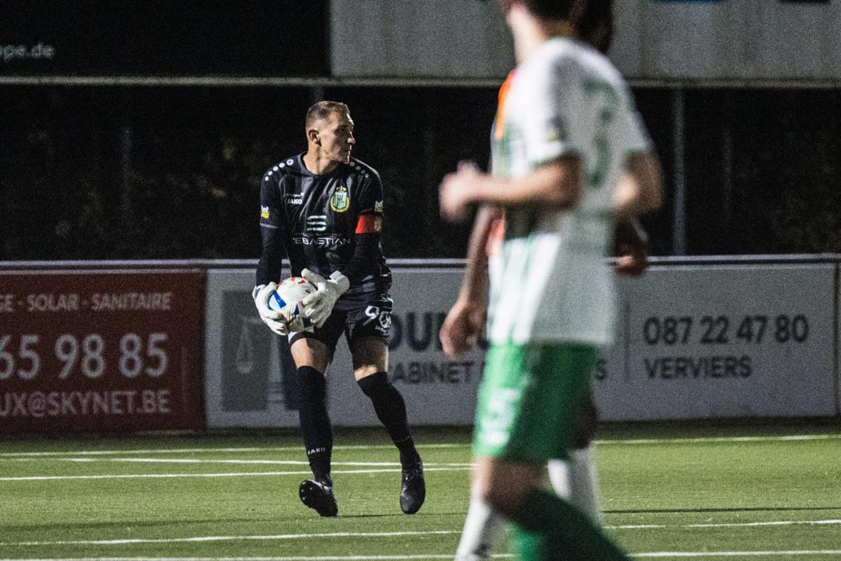 Spieler von Union Kelmis und Verviers in Aktion auf dem Spielfeld
