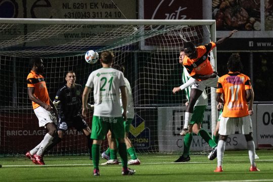 Spieler von Union Kelmis und Verviers in Aktion, der Ball fliegt in Richtung Tor