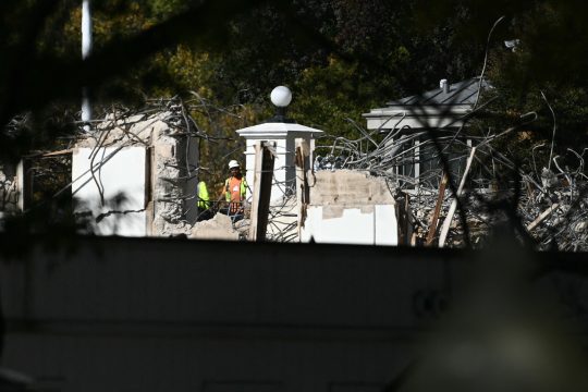 ein Bauarbeiter bei Abrissarbeiten