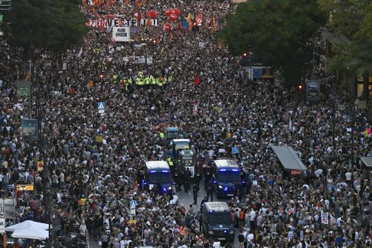 Zehntausende Demonstranten ziehen durch die Straßen Valencias