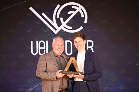 Tadej Pogacar mit dem Vélo d'or bei der Verleihung im Dezember 2024, neben ihm Laudator Stephen Roche