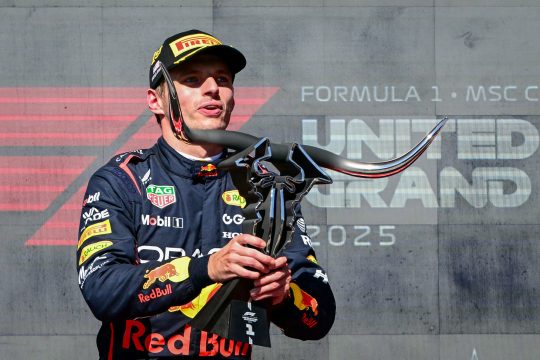 Max Verstappen hat den Großen Preis der USA gewonnen: Verstappen mit Siegertrophäe