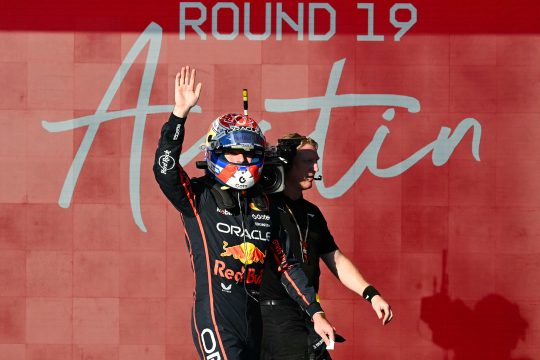 Max Verstappen winkt nach dem Qualifiying den Fotografen zu