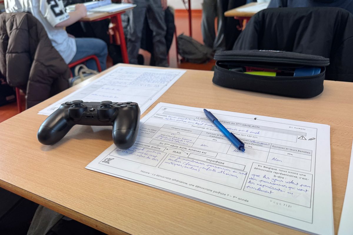Ein Controller auf dem Schülerpult