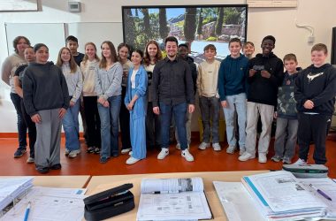 Geschichtslehrer Laurent Kuckartz mit seiner Klasse