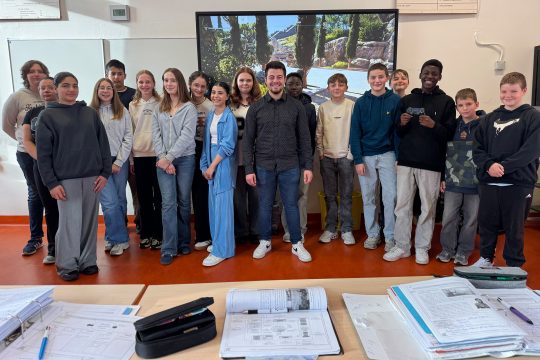 Geschichtslehrer Laurent Kuckartz mit seiner Klasse