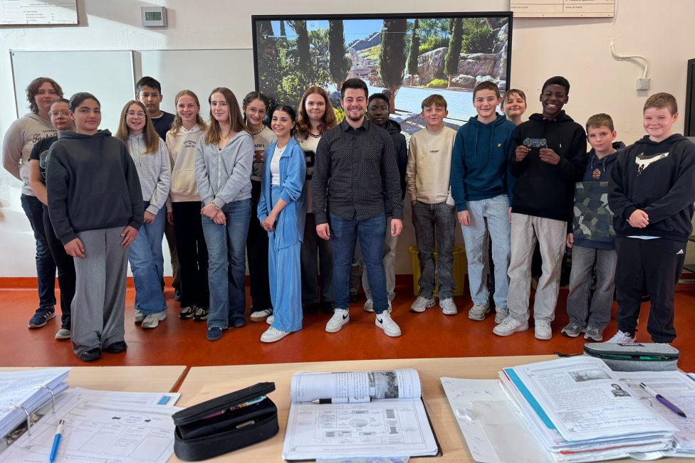 Geschichtslehrer Laurent Kuckartz mit seiner Klasse