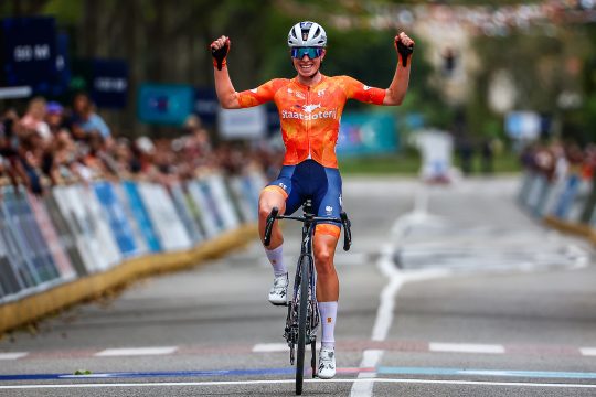 Demi Vollering überquert jubelnd die Ziellinie