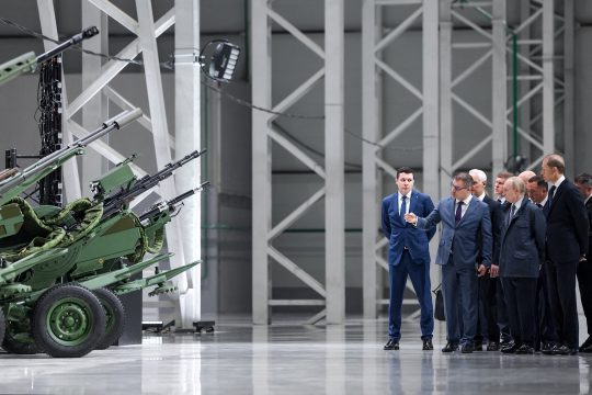 Russlands Präsident Wladimir Putin lässt sich in der Fabrikhalle eines Militärgeräteherstellers Waffen zeigen