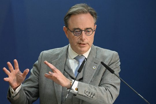 Bart De Wever am Rednerpult beim EU-Gipfel