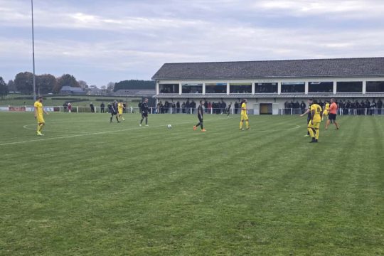 Spieler von Weywertz und Walhorn in Aktion auf dem Fußballfeld