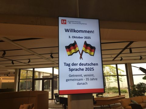 Das Plakat der Veranstaltung im Foyer des Centrum Nascholing Onderwijs (CNO) der Universität Antwerpen