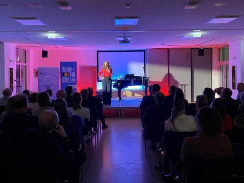 Die Klavierkabarettistin Anne Folger gestaltete den kulturellen Teil des Eröffnungsabends der "Woche für Deutsch" in der Deutschen Botschaft in Brüssel