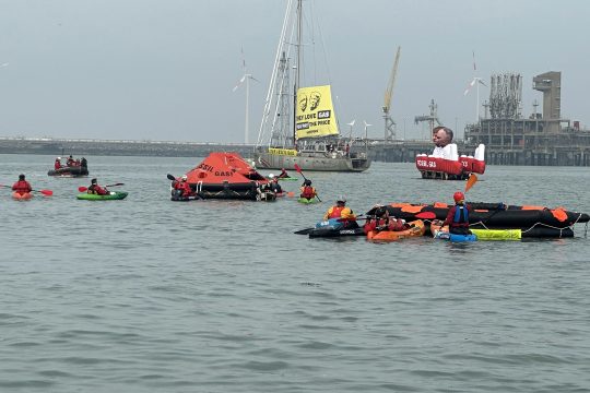 Schiffe von Greenpeace blockieren den Hafen von Zeebrugge