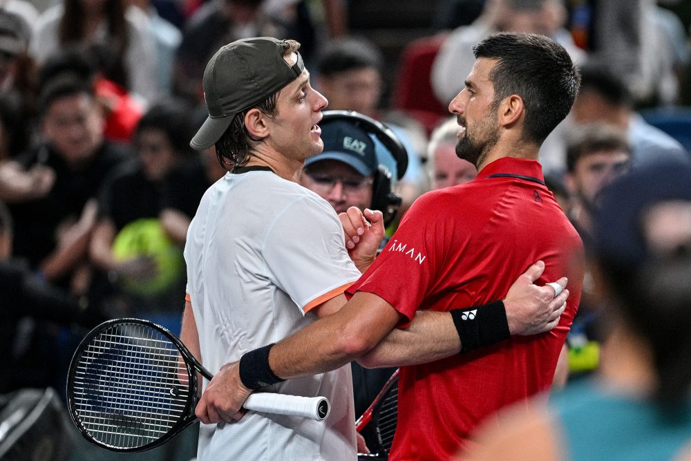 Zizou Bergs und Novak Djokovic umarmen sich nach der Partie in Shanghai