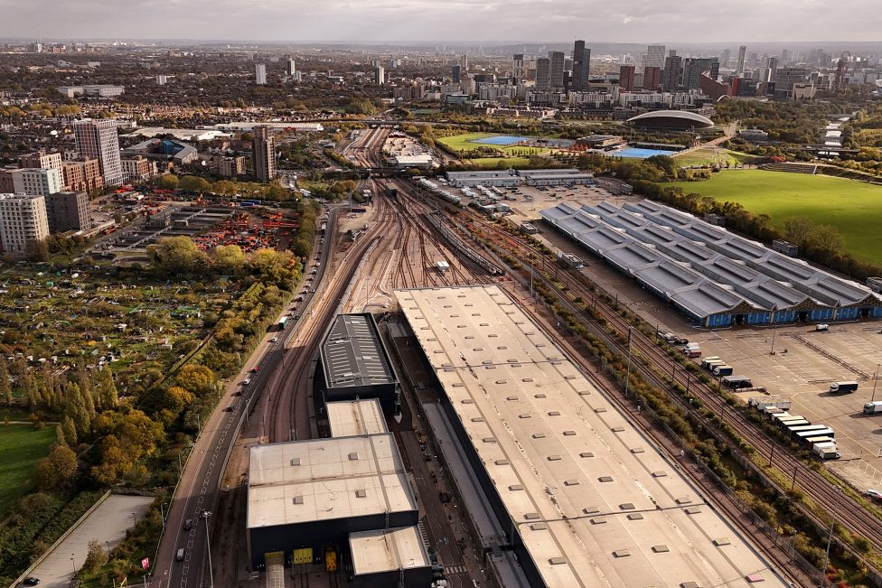 Luftbildaufnahme des Zugdepots in London
