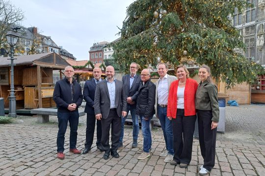Das Orgsnaisationskomitee des 52. Aachener Weihnachtsmarktes auf dem Marktplatz in Aachen