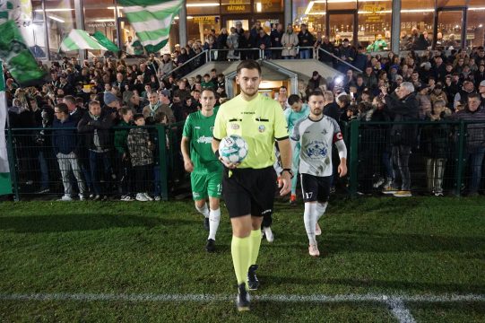 Einlauf der beiden Mannschaft